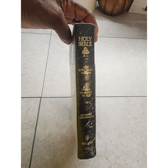 New King James Version Gift & Award Bible With Illustrated Dictionary-Concordanc - Picture 3 of 5